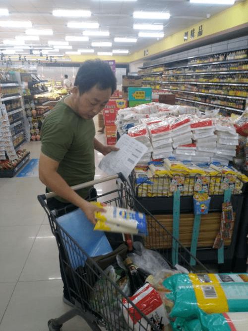 五河县市场监管局开展预包装食品安全抽检工作